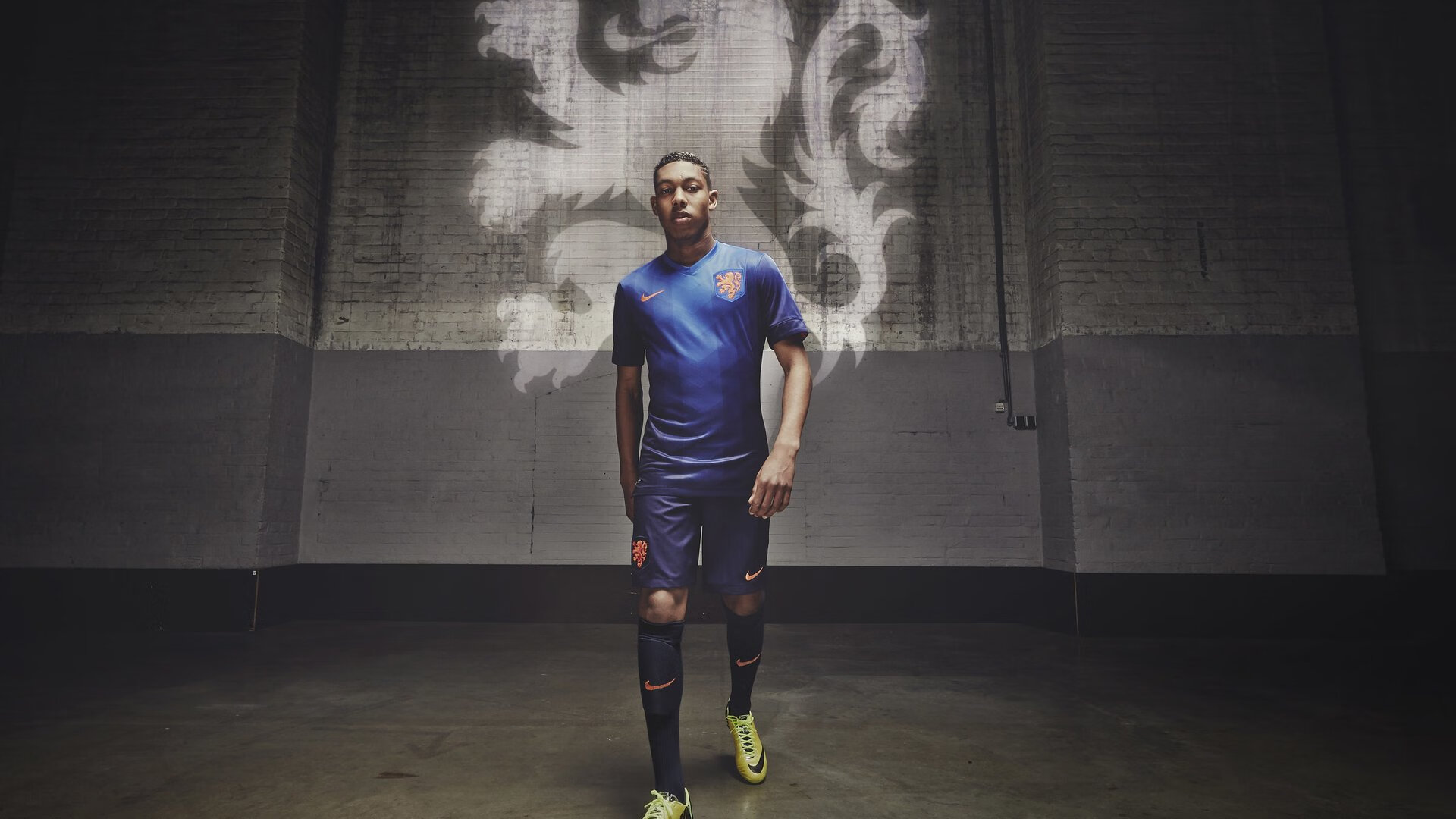 中超球队使用战术投影设备实时调整训练节奏，足球投影