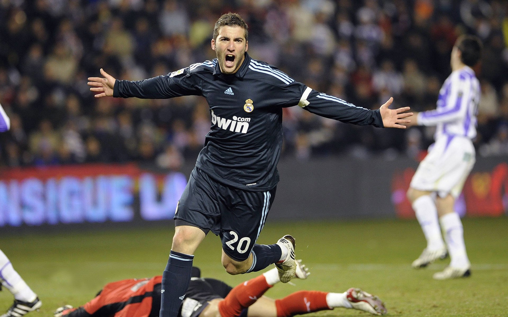 詹姆斯赛场边鼓励失误队友展现包容，听听詹姆斯赛后的发言, 绝对是听到了球迷的心声