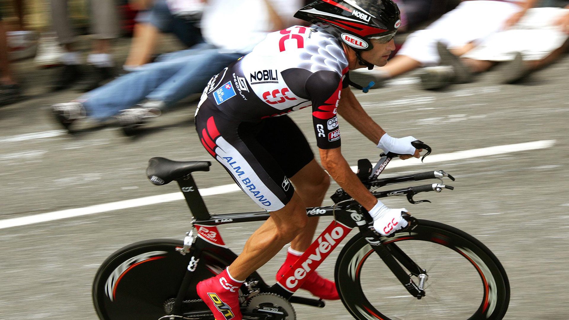 雷霆进攻端火力凶猛，但防守漏洞巨大，雷霆打法